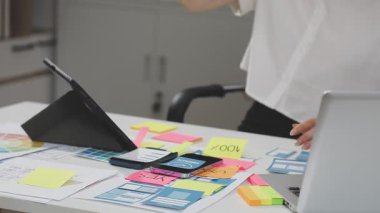 Ofiste çalışan genç bayan tasarımcı, yakın plan.