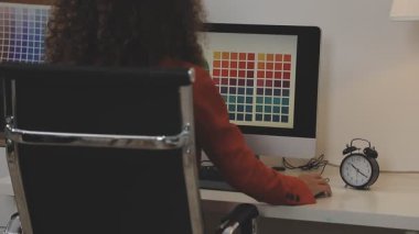 Bilgisayarda çalışan kadın tasarımcı