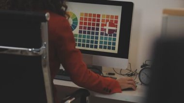 Grafik düzenleme kullanan tasarımcı