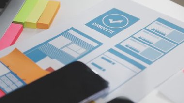 Bir dizüstü bilgisayarı kalem, kağıt yapıştırıcı, bir iş ve teknoloji konsepti ile kapat