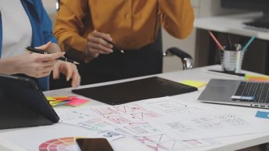 Genç iş adamları ofiste bir planı tartışıyorlar..