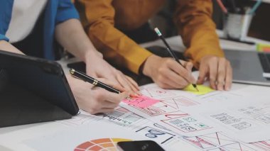 Parlak bir ofiste yeni bir proje üzerinde çalışan genç bir iş kadını. Bir takım yeni bir planı tartışıyor..