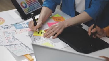Tasarımcı ofiste renk kumaşı ile çalışıyor