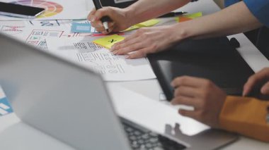 bir grup insan ofiste beyin fırtınası