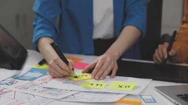 Genç bayan tasarımcı ofiste çalışıyor.