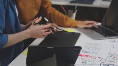 Grafik tasarımcısıyla çalışan tasarımcı