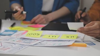 İş ekibi yapışkan notlarla çalışıyor