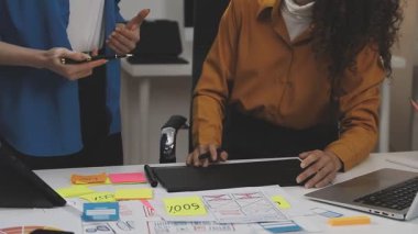 Bilgisayarla çalışan bir grup genç yaratıcı tasarımcı..