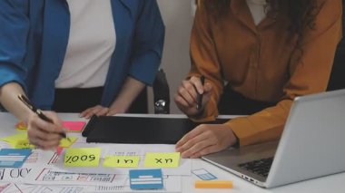 Ekonomik raporlarla çalışan ve mali planı tartışan iş arkadaşları