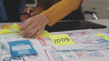 Yapışkan notları ve ofiste belgeleri olan genç bir işadamı.