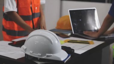 İnşaat mühendisleri projenin planını kontrol ediyorlar..