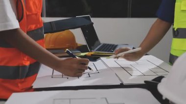 Mühendis ve mimar takımı yeni inşaat projesini tartışıyor