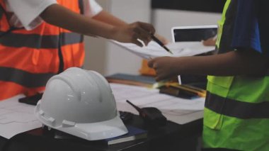 Ofiste veya inşaat alanında dizüstü bilgisayarla çalışan mühendis veya mühendis veya mimar veya işçi.