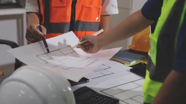 Mimar mühendis ya da mühendis kadın bina ya da inşaat işlerinde çalışıyor. kavram mühendisliği inşaatı.