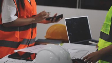 İnşaat planı, inşaat alanı, mühendislik konsepti üzerinde çalışan mühendis veya mimar