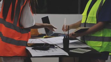 Fabrikada çalışan Asyalı mühendis, mühendis, mühendis, mühendis veya işçi, inşaat işçisi veya mühendis, proje, mühendis veya mühendislik işçisi