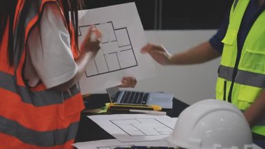 İnşaat alanında çalışan bir mimar