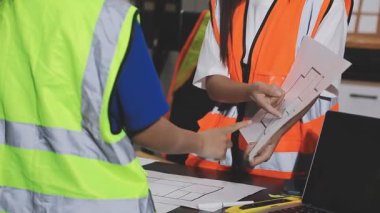 Fabrikada çalışan kadın mühendis.