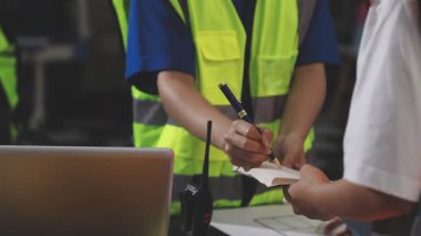 İnşaat alanında dizüstü bilgisayarı ve dizüstü bilgisayarı olan mühendis veya mühendis veya mühendis veya mühendis veya mühendis veya mühendis veya mühendis veya mühendis veya mühendis veya inşaat alanı veya inşaat konsepti.