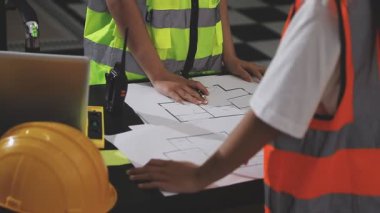 Asyalı mimar mühendis ve inşaat projesinde çalışıyor.