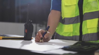 İnşaat alanında çalışan mühendis ile proje üzerinde çalışıyoruz..