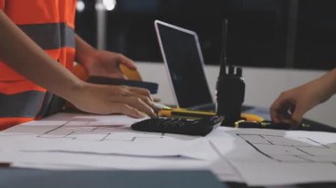 Ofisteki inşaat alanında çalışan genç mühendis..