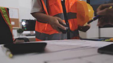 Asyalı mühendis ya da işçi kadın mühendis ofis inşaatı, güvenlik ve inşaat konsepti, mühendislik, inşaat mühendisliği inşaat endüstrisi