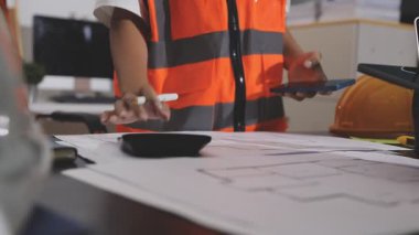 Ofiste inşaat alanında çalışan mühendis veya mimar