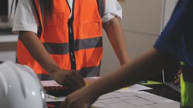 İnşaat projesinde çalışan mimar ve mühendis. İnşaat alanında proje üzerinde çalışan mühendis.