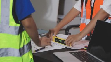 İnşaat alanında çalışan mühendis.