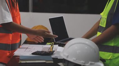 İnşaat alanı, inşaat mühendisliği ve inşaat konsepti projeleri için bilgisayarlı mühendis veya mimar.