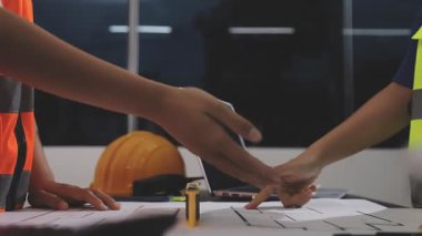 Ofis, mühendislik ve inşaat tasarımı konsepti projesinin planları üzerinde çalışan mimar veya mühendis ve mimar veya tasarımcı.