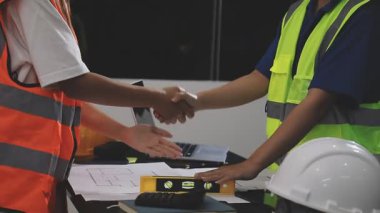 İnşaat mühendisi ekibi ofisin planlarıyla çalışıyor. İnşaat mühendisliği, inşaat, mimar ve mühendis konsepti.