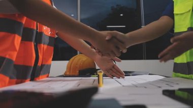 İnşaat mühendisi ekibi ofiste çalışıyor..