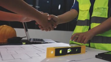 İnşaat alanının planlarıyla çalışan bir mühendis.