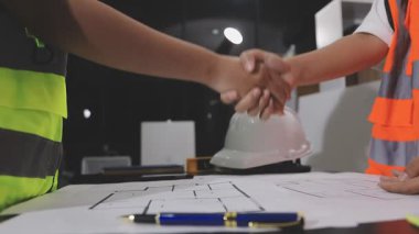 Masada planı olan mühendis ve mimar takımı