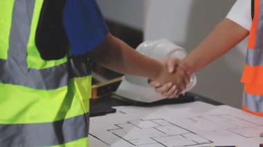 Mühendis ve mimar ekibi proje, mühendislik projesi ve inşaat alanıyla toplantı yapıyor. mühendislik kavramı.