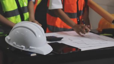 Mühendis ofiste inşaat projesinde çalışıyor..