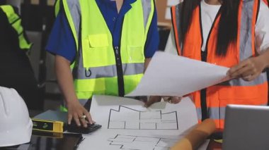 İnşaat projesinde çalışan mühendis veya mimar, inşaat konsepti, plan