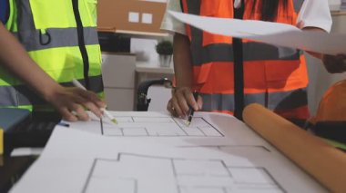 İnşaat alanında çalışan mimar mühendisi