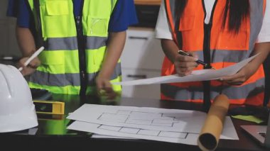 Ofisteki proje üzerinde çalışan mimar