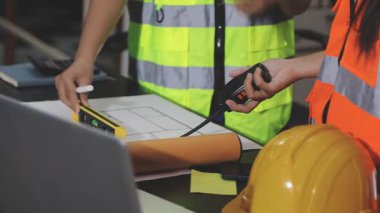 Ofiste çalışan inşaat mühendisi..