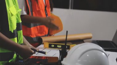 İnşaat odasında dizüstü bilgisayarla çalışan mühendis veya mimar