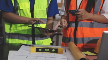 mühendis ya da mimar ya da mimar ya da mimar ofis planları ya da mühendislik, inşaat konsepti ile çalışan,