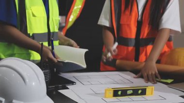 Şablon, inşaat alanı, mühendis, mühendis veya mühendislik konseptiyle inşaat alanında çalışan mühendis..