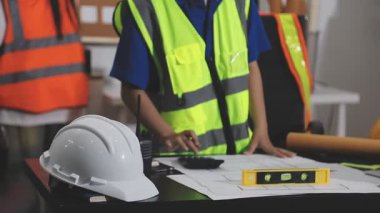 Planlı ve güvenlik ekipmanlı miğferde mühendis