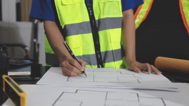 İnşaat alanında inşaat projesinde çalışan mimar mühendisi