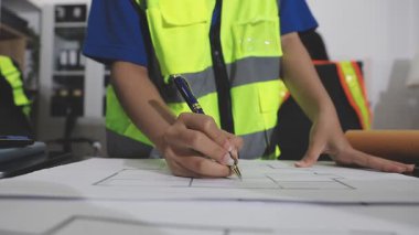 İnşaat odasındaki projede çalışan Asyalı mühendis mühendisi..