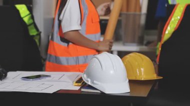 Evin planlarıyla çalışan mimar mühendis ya da mühendis..