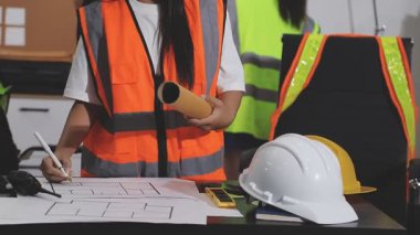 İnşaat alanının planlarıyla çalışan mühendis kadın mimar. inşaat kavramı.